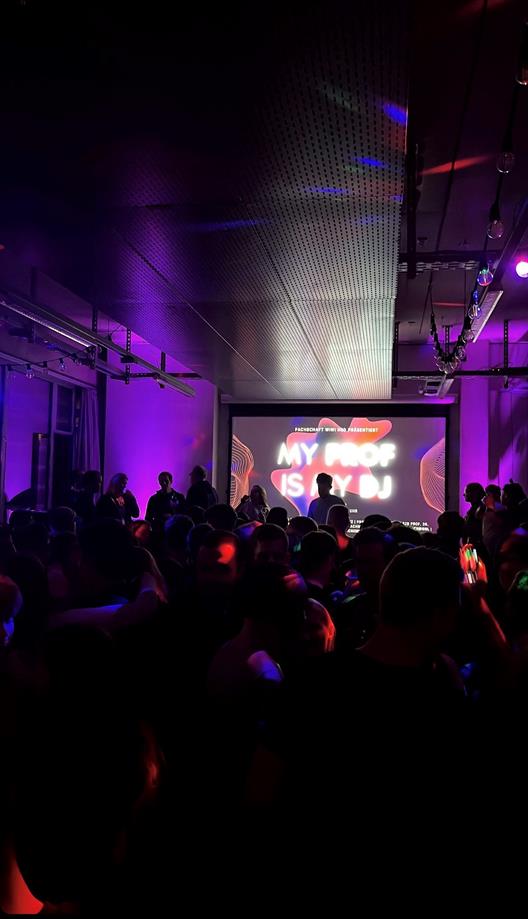 „My Prof is my DJ“ im Café Freiraum